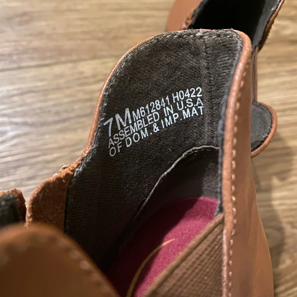 Munro Brown Ankle Booties. women’s size 7